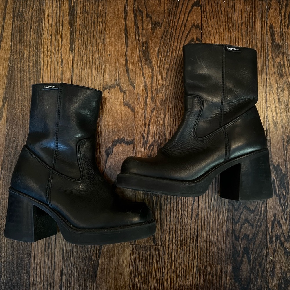 Vintage mustang boots